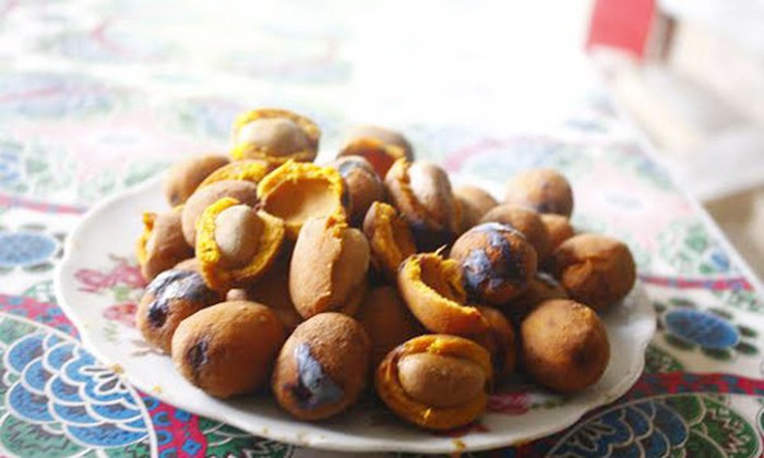 Dưa cọ: Quả cọ ngoài làm ỏm thì còn có thể làm dưa. Khi đến mùa cọ các bà các chị còn chọn những quả cùi dày, béo rồi mang cạo sạch vỏ đem làm dưa. Dưa cọ có vị mặn của muối, vị ngậy béo bùi bùi của cọ, có thể ăn cùng với cơm hoặc ăn chơi đều rất ngon. Ảnh: Internet.