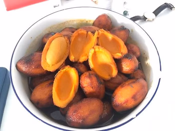 Cọ kho cá: Người ta có thể dùng cọ ỏm đem kho cá, nêm gia vị ăn cũng rất lạ.