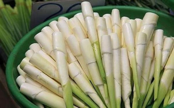 Cách làm củ niễng xào trứng như sau: Củ niễng bóc vỏ tím còn phần thịt trắng, rửa sạch rồi thái lát mỏng. Trứng gà đập ra bát, thêm hạt nêm, đánh đều lên.