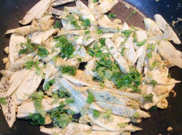 Cháo củ niễng: củ niễng 100g, thịt lợn băm 50g, gạo tẻ 100g. Nấm hương ngâm nở 25g, muối, mì chính, dầu vừng. Củ niễng làm sạch thái chỉ, nấm hương thái sợi, cho dầu vừng vào chảo đun nóng, đổ thịt băm rồi cho củ niễng, nấm hương, muối, mì chính xào thơm múc ra bát.