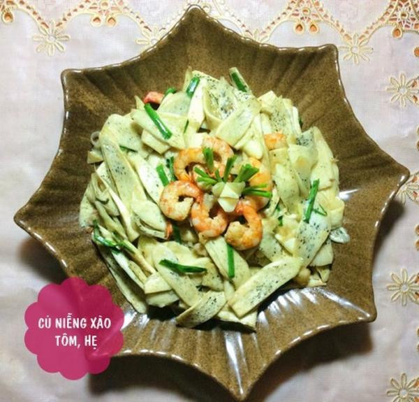 Củ niễng xào tôm hẹ: Nguyên liệu: Củ niễng, tôm tươi, lá hẹ, hành tím, bột canh, hạt nêm, dầu ăn. Cách làm củ niễng xào tôm hẹ như sau: Củ niễng sơ chế sạch, thái lát. Tôm rửa sạch, bóc vỏ, bỏ đầu, ướp với chút bột canh.