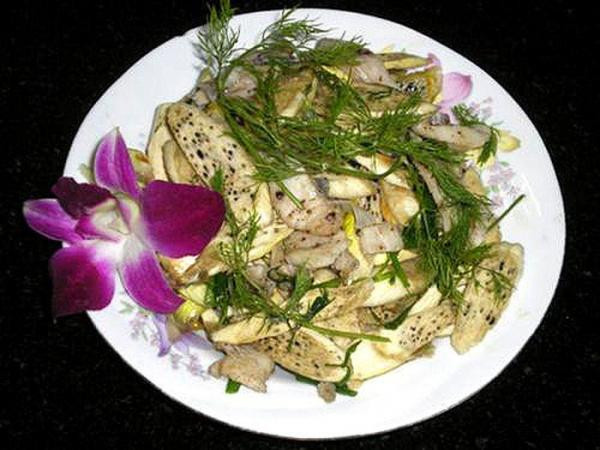 Bắc chảo lên bếp, phi thơm hành băm, cho tôm vào xào chín khoảng 2-3 phút thì trút ra đĩa riêng. Vẫn sử dụng chảo đó, cho dầu ăn, phi hành tím, cho củ niễng vào xào với chút hạt nêm, khi thấy củ niễng chín tái thì cho tôm vào xào cùng khoảng 2-3 phút, lúc này cho lá hẹ cắt khúc vào đảo chung khoảng 30 giây thì tắt bếp.