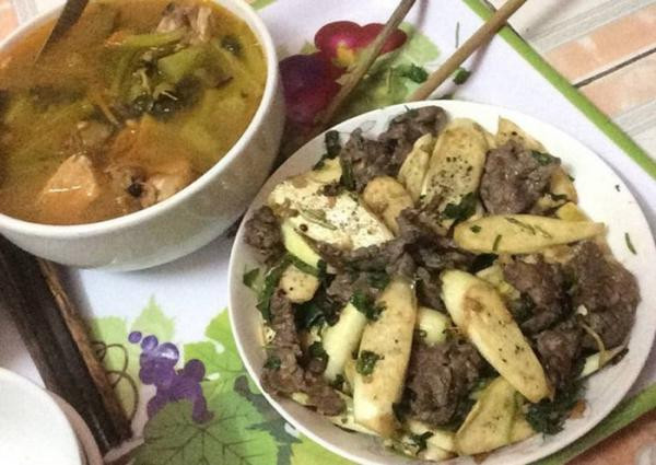 Cách làm củ niễng xào thịt bò: Củ niễng sơ chế hoàn tất, còn lại phần cùi trắng, đem rửa sạch dưới vòi nước sau đó thái lát. Thịt bò rửa sạch, thái lát mỏng, ướp với tỏi băm và bột canh.