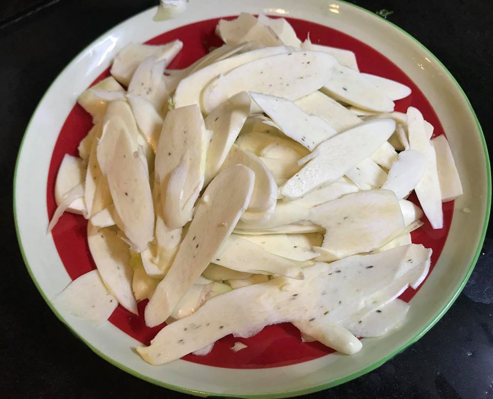 Củ niễng xào thịt bò: Đây là món ăn từ củ niễng ngon miệng mà lại dễ chế biến. Nguyên liệu: Củ niễng, thịt bò, tỏi, hành tím, hạt nêm, bột canh, dầu ăn.