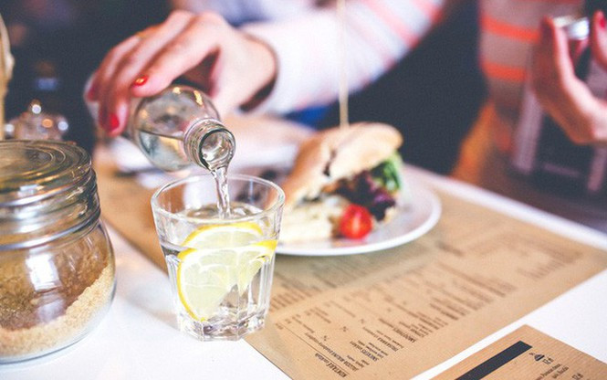 Trong bữa ăn của người cao tuổi nên hạn chế các loại thức ăn có quá nhiều dầu, mỡ, quá nhiều chất đạm,… Hãy lựa chọn những loại thưc phẩm thanh mát, rau củ, trái cây ít đường, chứa nhiều vitamin C, D. Bên cạnh đó, cần cho người lớn tuổi ăn các loại ngũ cốc nguyên hạt, chúng rất giúp ích cho xương khớp. Ảnh minh họa: Internet.