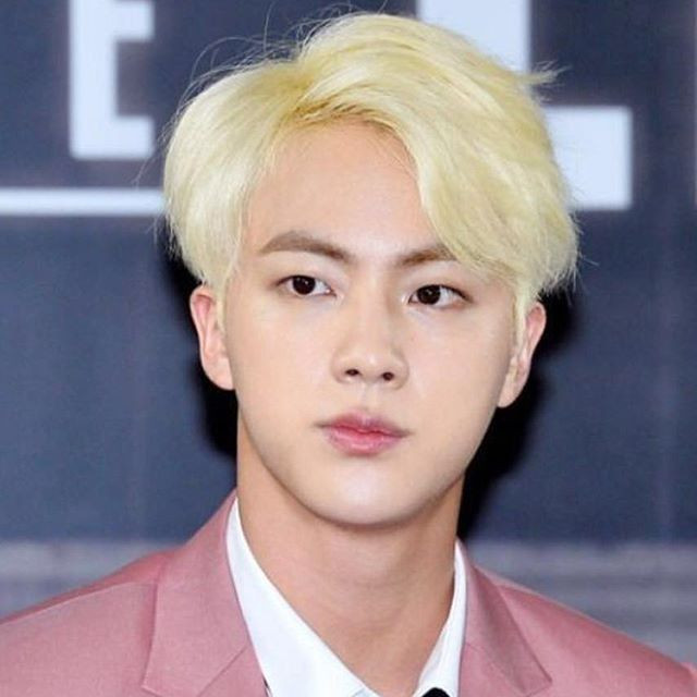 Từ tông đen nguyên bản cho đến nhuộm màu tóc nổi bật, tất cả đều được Jin thử qua và trông vẫn điển trai, thu hút.