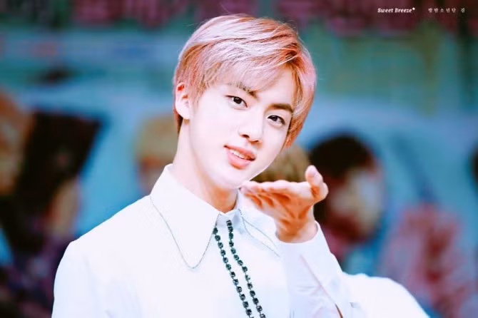 Jin chính là minh chứng cho khuôn mặt hợp với mọi màu tóc nhuộm.