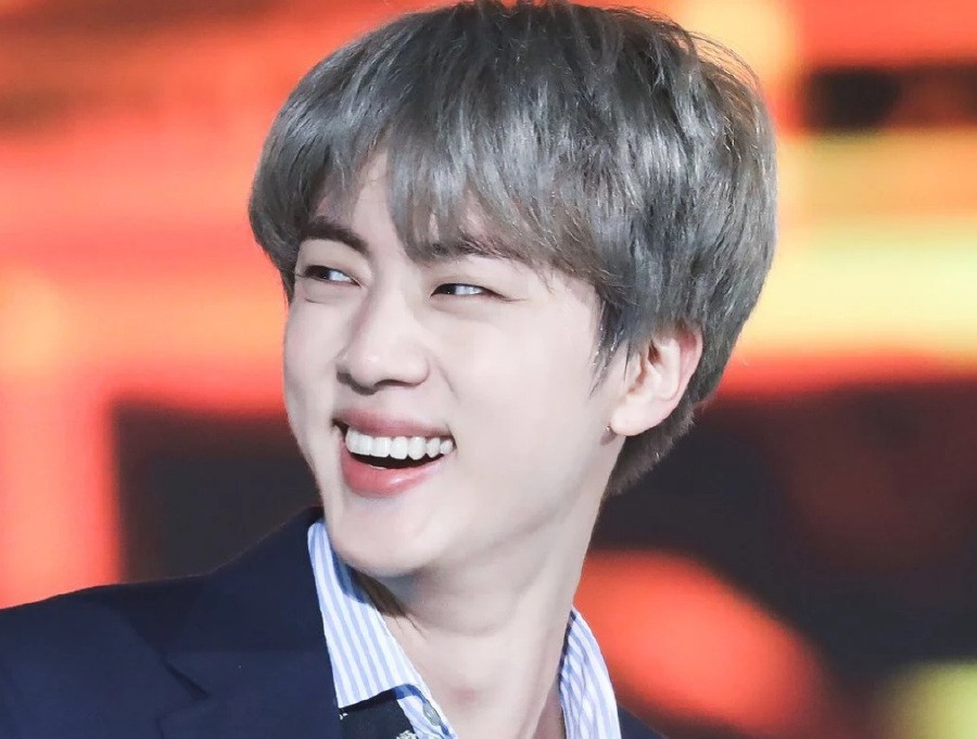 Nhờ có làn da trắng cùng gương mặt "búng ra sữa", nam thần Kpop không thể bị “dìm hàng” bởi tóc màu sáng.