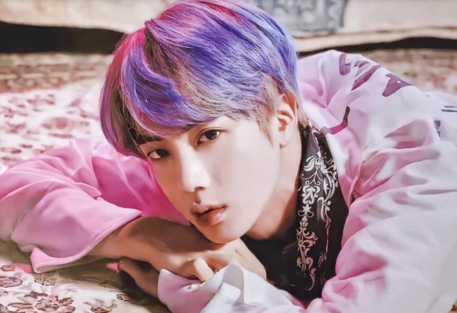 Nhờ sở hữu gương mặt điển trai, nhỏ nhắn, Jin có thể "cân" mọi kiểu dáng và màu tóc, trong đó có cả màu tím sáng.