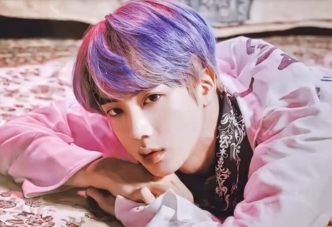 Nhờ sở hữu gương mặt điển trai, nhỏ nhắn, Jin có thể "cân" mọi kiểu dáng và màu tóc, trong đó có cả màu tím sáng.