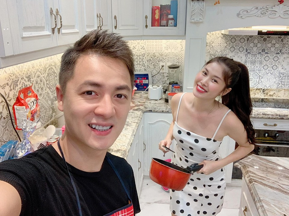 Cụ thể, bà xã Đăng Khôi đã chia sẻ một trong những bí quyết duy trì vóc dáng thon thả và làn da căng mịn của cô chính là nhờ thói quen uống nước ép cần tây mỗi ngày. Bài đăng của bà mẹ 2 con nhận được sự chú ý lớn của cộng đồng mạng.