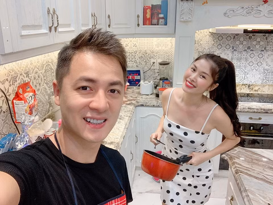 Cụ thể, bà xã Đăng Khôi đã chia sẻ một trong những bí quyết duy trì vóc dáng thon thả và làn da căng mịn của cô chính là nhờ thói quen uống nước ép cần tây mỗi ngày. Bài đăng của bà mẹ 2 con nhận được sự chú ý lớn của cộng đồng mạng.