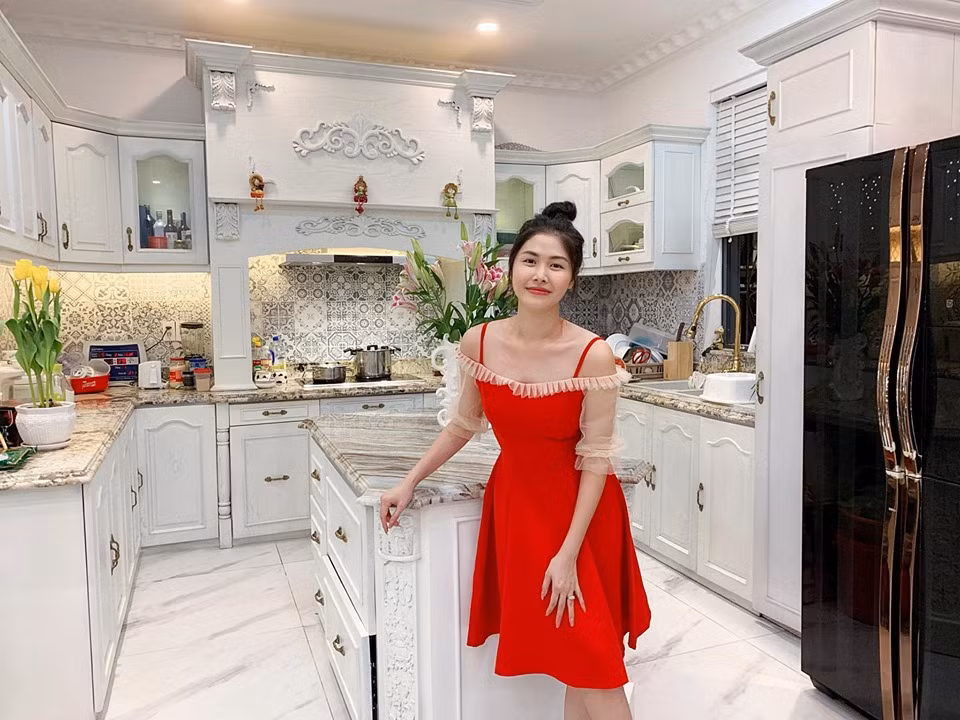 Ngoài ra, theo bà xã Đăng Khôi, uống nước ép cần tây còn giúp tăng cường sức khoẻ tim mạch, ngủ ngon giấc, giúp xương chắc khoẻ, làm đẹp da, thải độc cơ thể và rất nhiều những công dụng khác.