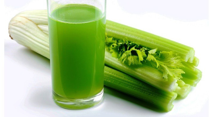 Sắc tố carotene trong cần tây được biết đến với khả năng hỗ trợ sức khỏe tổng thể của làn da ở cấp độ phân tử. Đồng thời, chúng giúp cân bằng quá trình sản sinh tế bào, tăng cường khả năng phục hồi và duy trì mạng lưới collagen tự nhiên giúp làn da luôn săn chắc, căng mịn, đẩy lùi dấu hiệu lão hóa như nếp nhăn, chảy xệ.