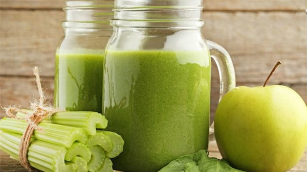 Uống 1 ly nước ép cần tây mỗi buổi sáng là cách tuyệt vời để cải thiện làn da từ bên trong. Chắc chắn là sau thời gian ngắn áp dụng phương pháp này, bạn sẽ sở hữu làn da mịn màng, căng bóng, không tì vết. Ảnh: Internet. Video "Bí quyết làm đẹp của sao Việt". Nguồn: VTC.