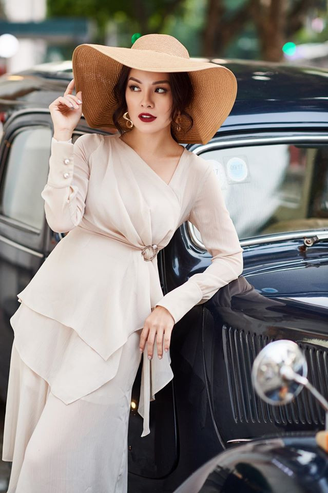 Hiện tại, dù đã là bà mẹ một con nhưng cô nàng Á hậu Điện ảnh 1999 vẫn sở hữu vẻ ngoài tươi trẻ và phong cách thời trang thanh lịch, đơn giản khi xuất hiện trước đám đông.