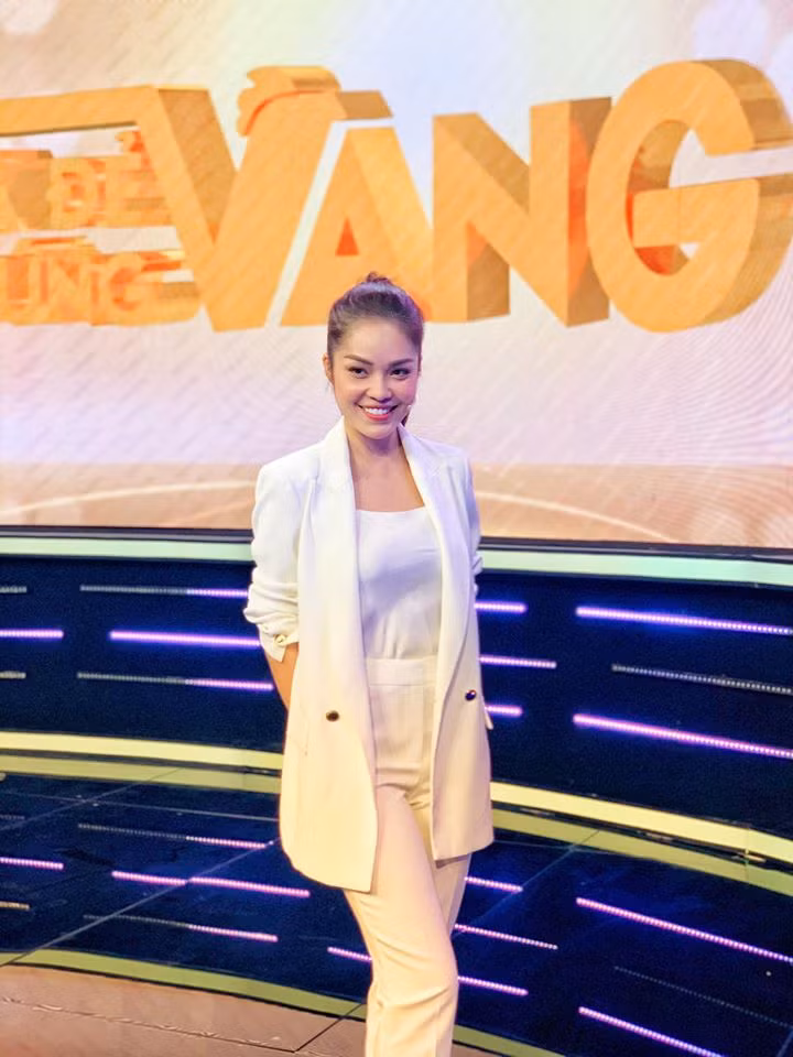 Dương Cẩm Lynh mặc bộ suit trắng cực tinh tế.