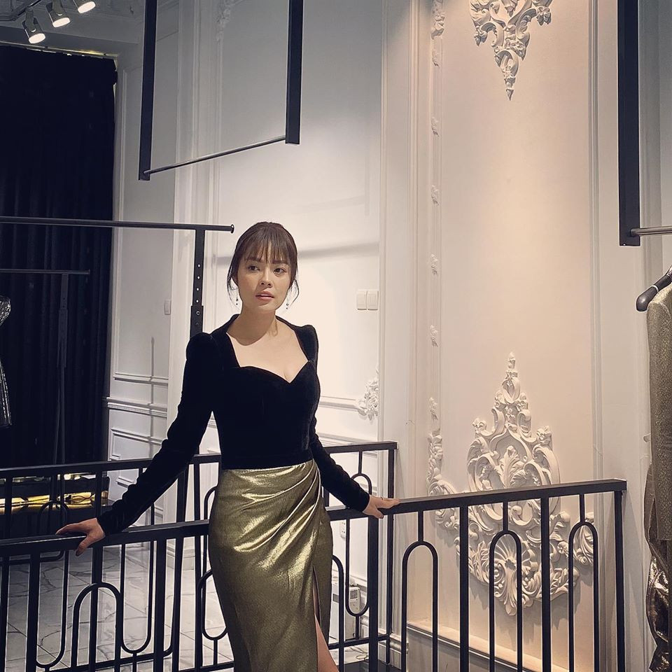 Các kiểu váy áo của nữ diễn viên thường hướng tới sự thanh lịch, nữ tính.