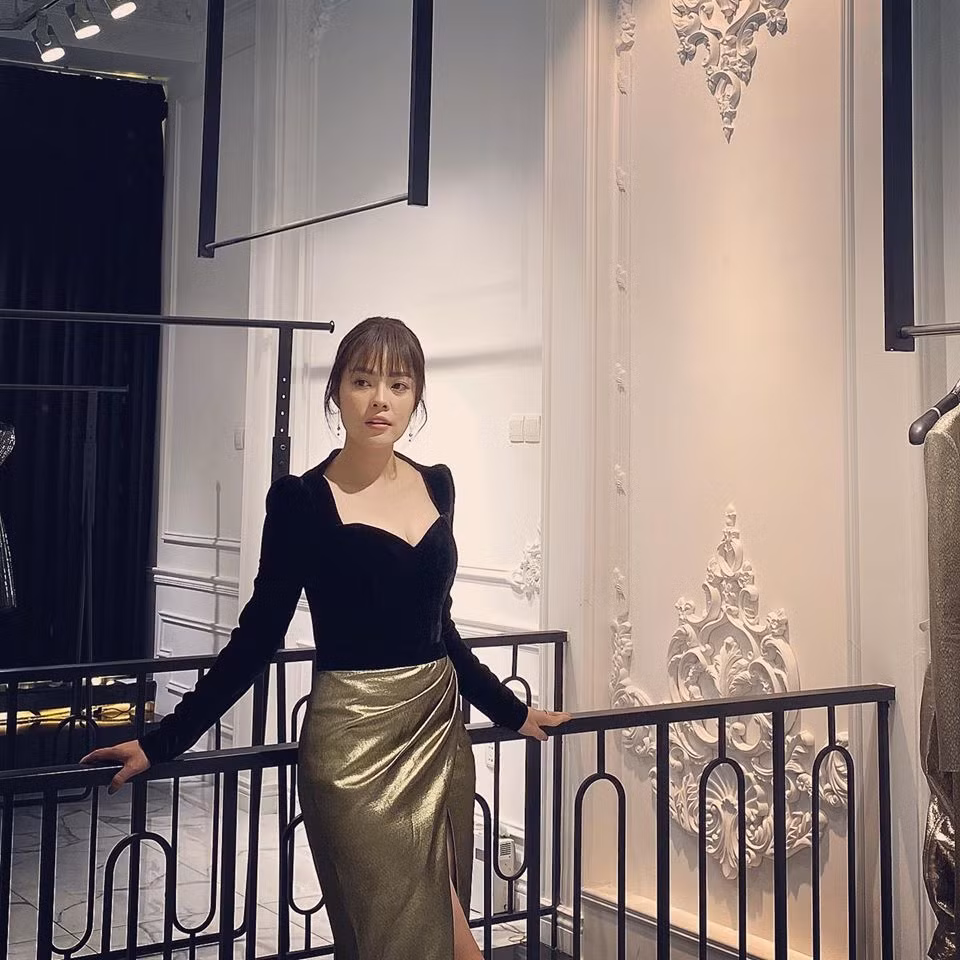 Các kiểu váy áo của nữ diễn viên thường hướng tới sự thanh lịch, nữ tính.