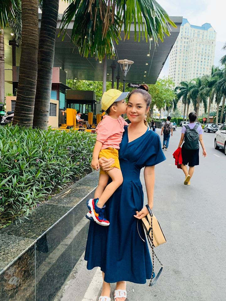 Bà mẹ một con khoe vòng hai thon thả với những mẫu váy nhấn eo.