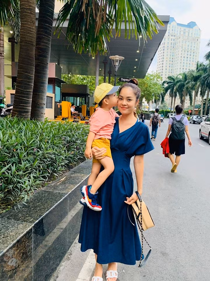 Bà mẹ một con khoe vòng hai thon thả với những mẫu váy nhấn eo.