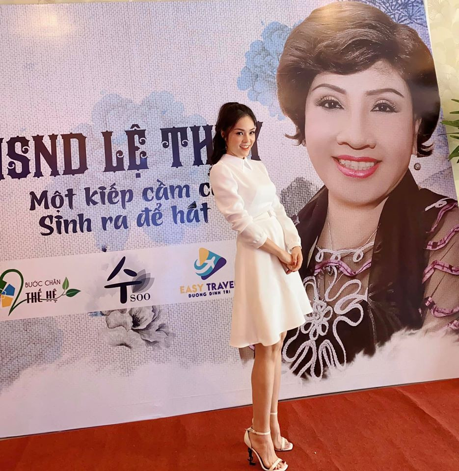 Khi đi sự kiện, cô chọn chiếc đầm trắng tinh tế phối với đầy dép cao gót cùng tông đồng điệu.