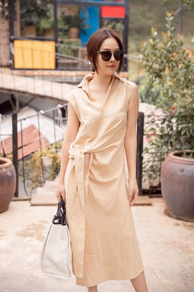 Chiếc váy suông với điểm nhấn ở phần cạnh eo độc đáo tạo nên phong cách thời thượng cho Cẩm Lynh. Ảnh: FBNV. Video "Minh Hằng chia sẻ về phong cách thời trang". Nguồn: VTC.