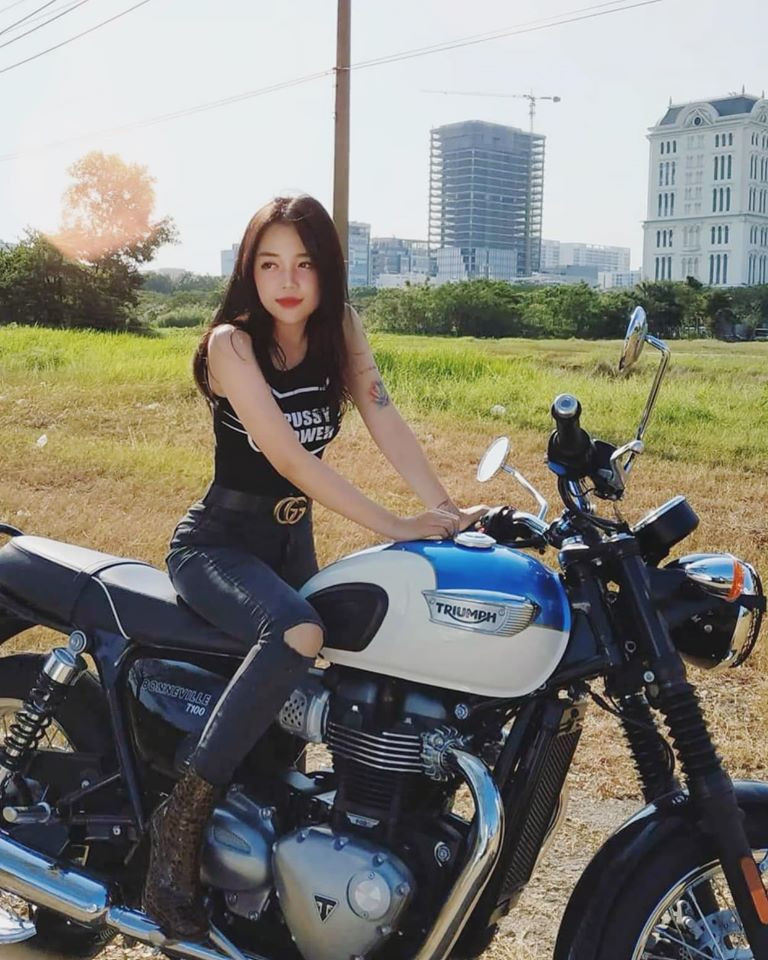 Áo thun sát nách và quần jean rách gối tạo sự năng động, cá tính cho Linh Ngọc Đàm. Ảnh: FBNV. Video "Minh Hằng chia sẻ về phong cách thời trang". Nguồn: VTC.