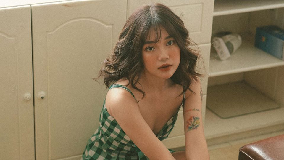 Những kiểu đầm hai dây giúp cô nàng khoe đôi gò bồng đào quyến rũ.