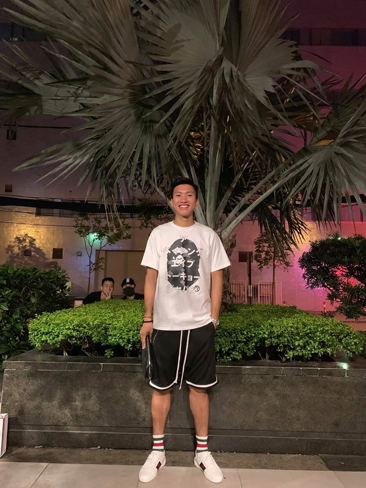 Cầu thủ gốc Thái Bình chỉ mặc quần đùi, áo phông đơn giản cũng đủ cuốn hút fan nữ. Ảnh: FBNV. Video "Minh Hằng chia sẻ về phong cách thời trang". Nguồn: VTC.