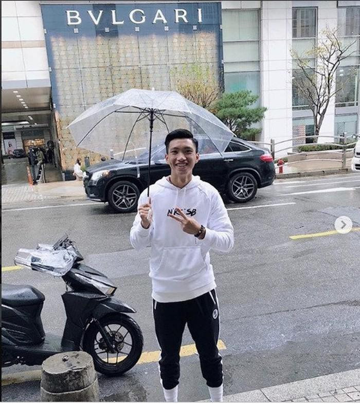 Khi xuống phố, chàng trai trẻ cũng chọn áo trắng quần đen đơn giản mà cá tính.