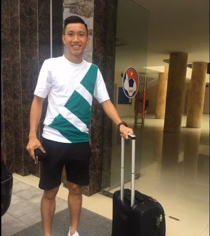 Áo phông quần đùi là set đồ thường xuyên xuất hiện của Văn Hậu.