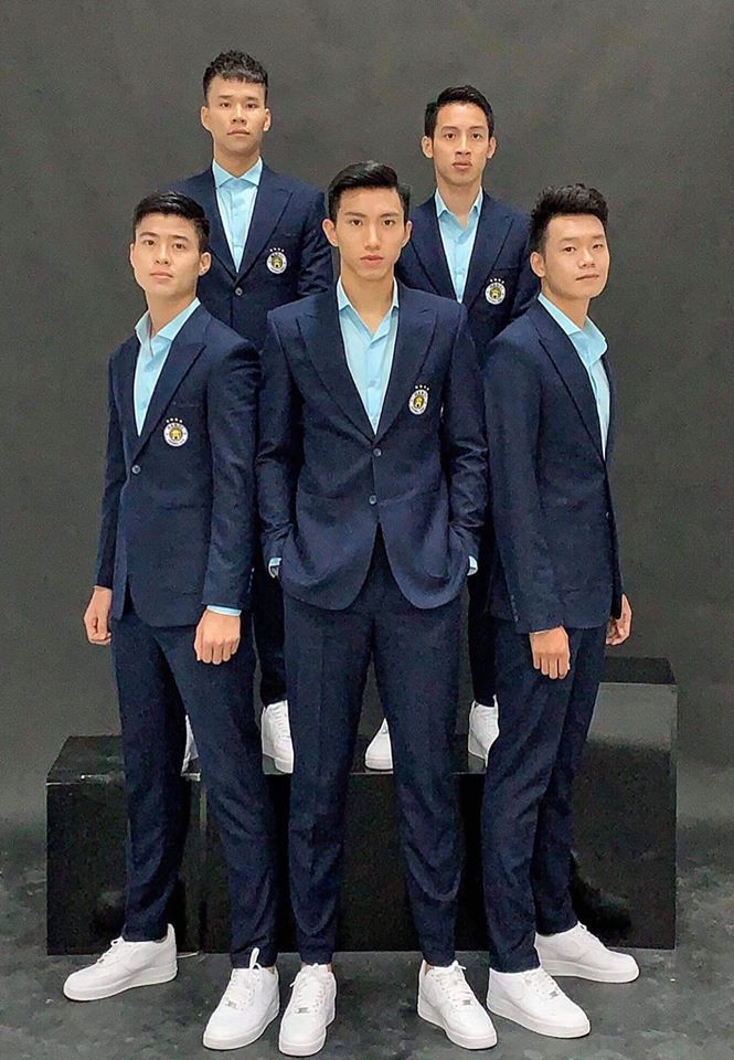 Văn Hậu và các cầu thủ xuất hiện nam tính, cuốn hút với áo sơ mi, quần âu, áo vest.