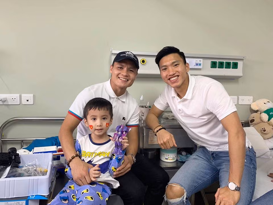 Nam cầu thủ sinh năm 1999 luôn xuất hiện nổi bật dù chọn phong cách thời trang đời thường giản dị.