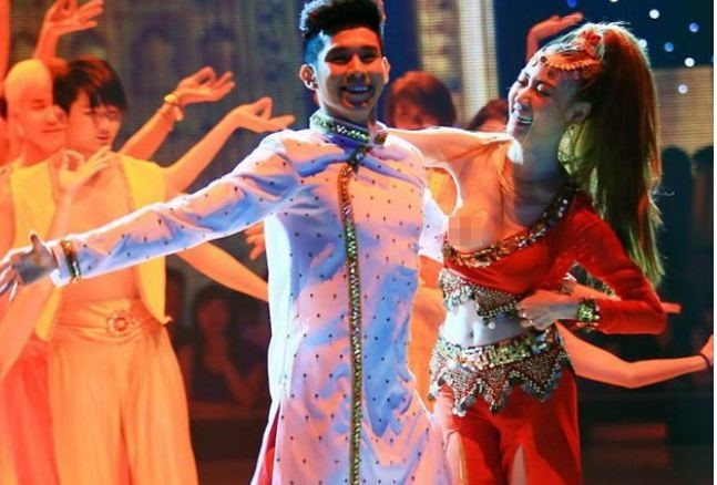 Trong chương trình Vũ điệu đam mê diễn ra vào năm 2013, Ngân Khánh diện chiếc váy lệch vai khá gợi cảm để trình diễn điệu múa Ấn Độ. Trong quá trình biểu diễn, do thực hiện khá nhiều động tác bê đỡ cùng các động tác mạnh nên vòng một của cô bị lộ hoàn toàn. Người đẹp sau đó phải nhận án phạt 3,5 triệu đồng vì ăn mặc hở hang.