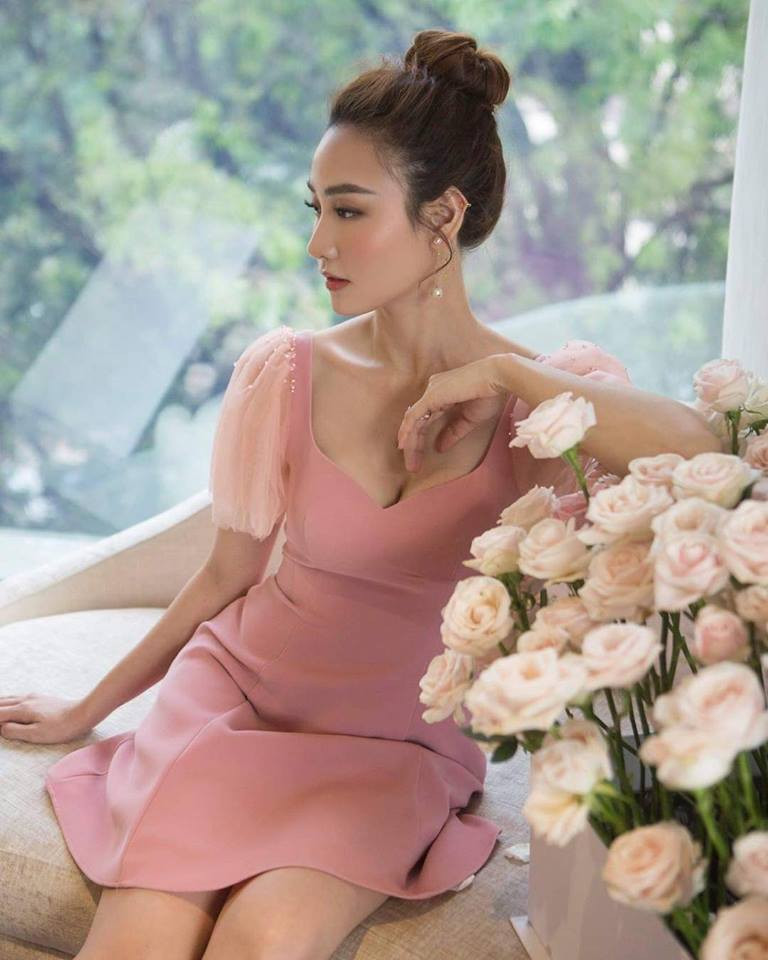 Những kiểu váy cổ khoét sâu giúp cô khoe vòng một gợi cảm.