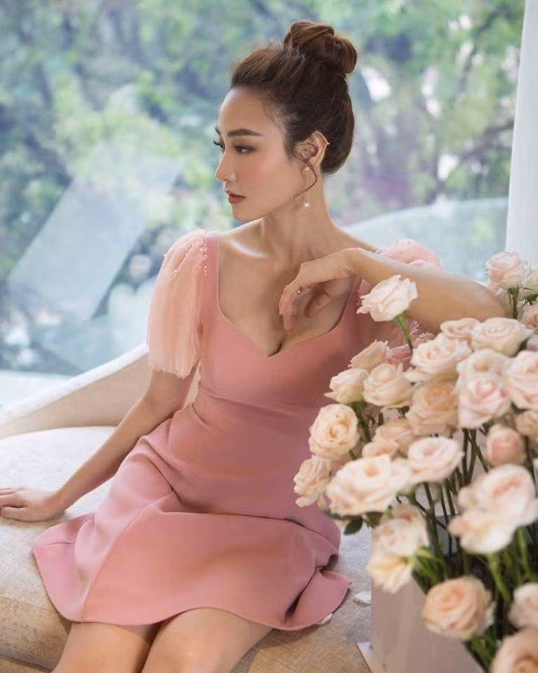 Những kiểu váy cổ khoét sâu giúp cô khoe vòng một gợi cảm.