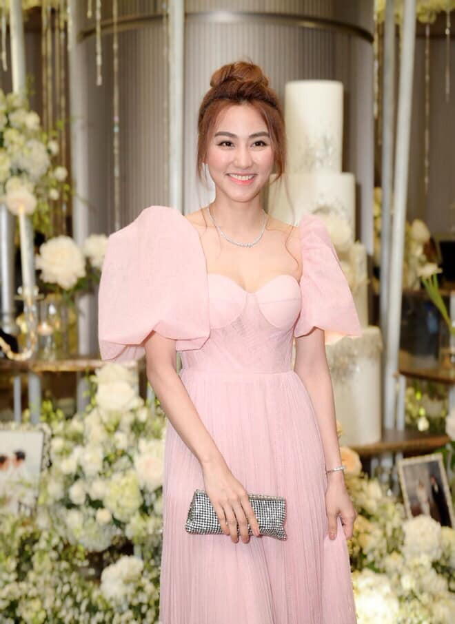 Những chiếc váy bánh bèo gợi cảm giúp nữ diễn viên khoe vẻ đẹp duyên dáng.