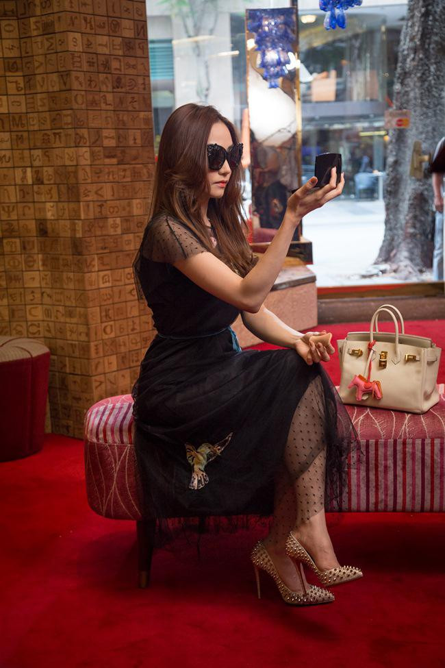 Sắp tới, sau thời gian học tập ở Singapore và trau dồi kinh nghiệm về công nghiệp làm phim ở nước ngoài, Ngân Khánh tỏ ra tự tin trong vai trò mới chứ không chỉ là diễn viên.