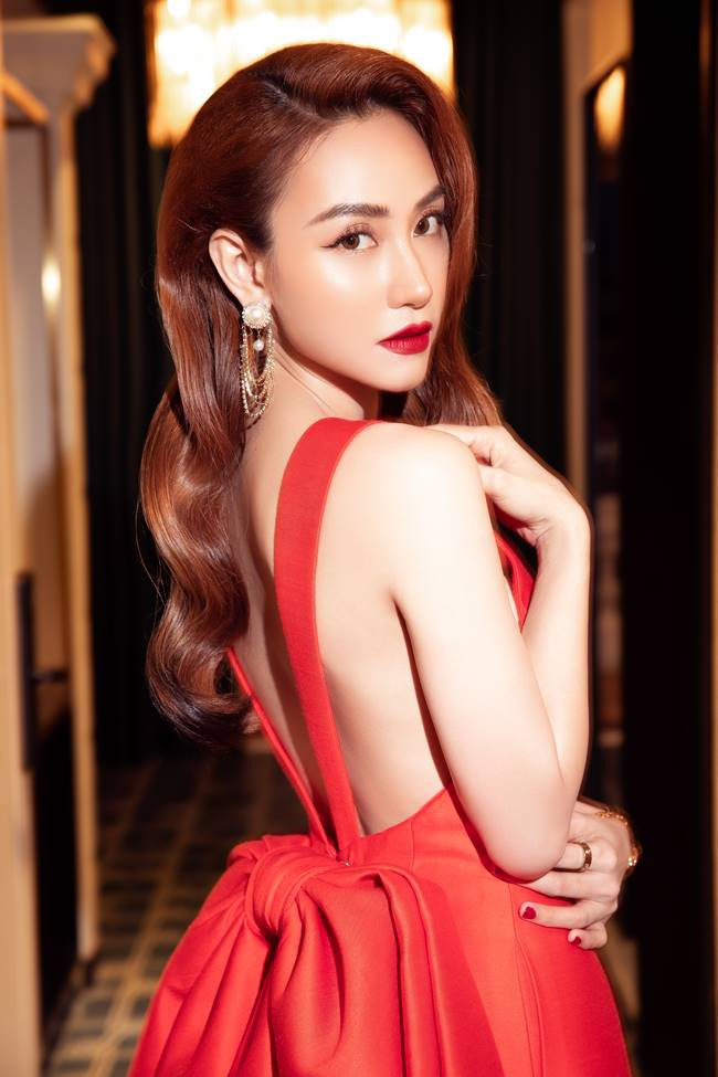 Style quyến rũ mới đây của Ngân Khánh gây bất ngờ bởi trước đây, cô thường xuyên trung thành với phong cách thời trang giản dị, năng động.