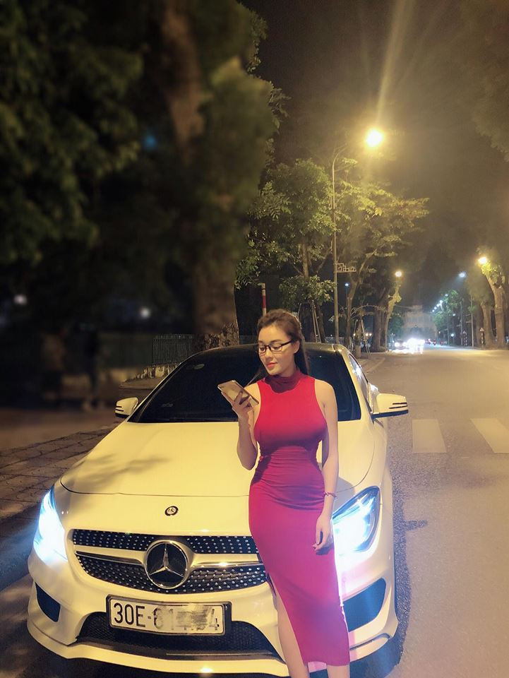 Trang phục bó sát giúp nữ giảng viên sexy khoe các đường cong nóng bỏng.