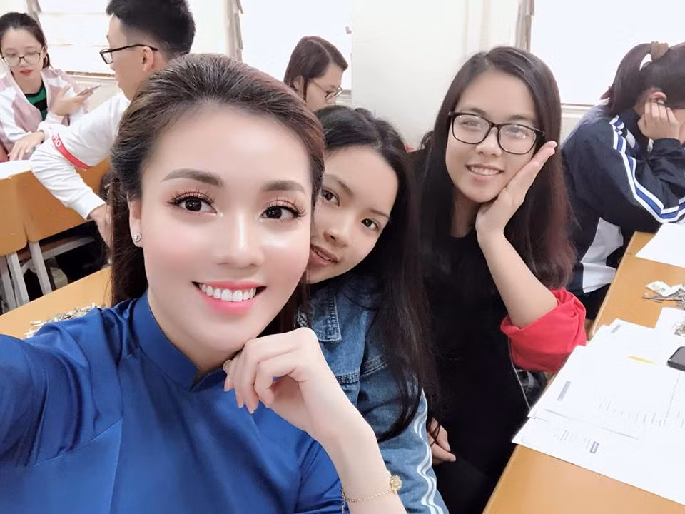 Khi lên giảng đường, Hà My lại nền nã và duyên dáng với tà áo dài khác hẳn ngày thường. Ảnh: FBNV. Video "Minh Hằng chia sẻ về phong cách thời trang". Nguồn: VTC.