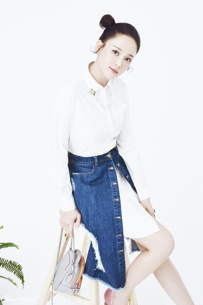 Áo sơ mi dáng dài mặc bên trong chân váy jean là cách phối mới mẻ và trẻ trung.