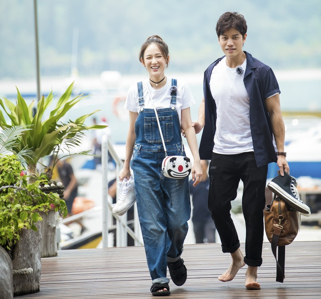 Dù hơn bạn trai tới 9 tuổi nhưng Trần Kiều Ân vẫn không bị quá chênh lệch nhờ phong cách ăn mặc trẻ trung ở tuổi 40.