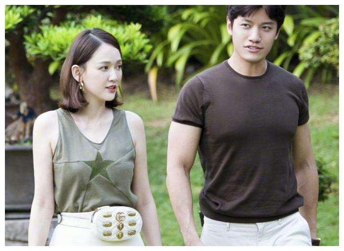 Phong cách thời trang giản dị của nữ diễn viên giúp cô trông trẻ trung so với tuổi thật.