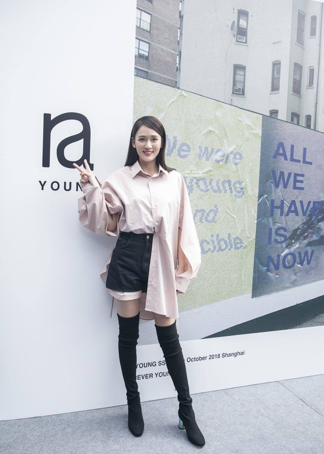 Cô xuất hiện trong trang phục trẻ trung với áo sơ mi dài kết hợp quần short.