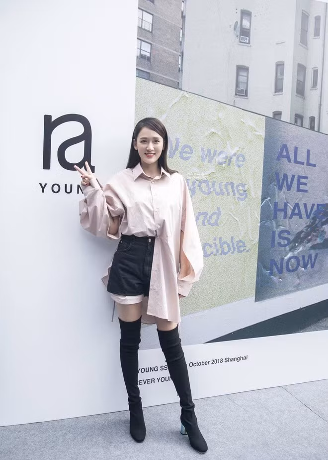 Cô xuất hiện trong trang phục trẻ trung với áo sơ mi dài kết hợp quần short.