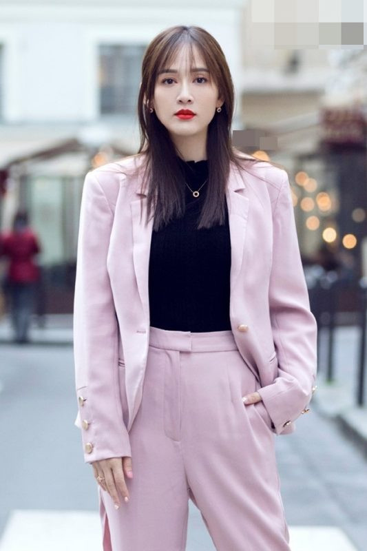 Nữ diễn viên diện suit hồng cũng nữ tính và thanh lịch vô cùng.