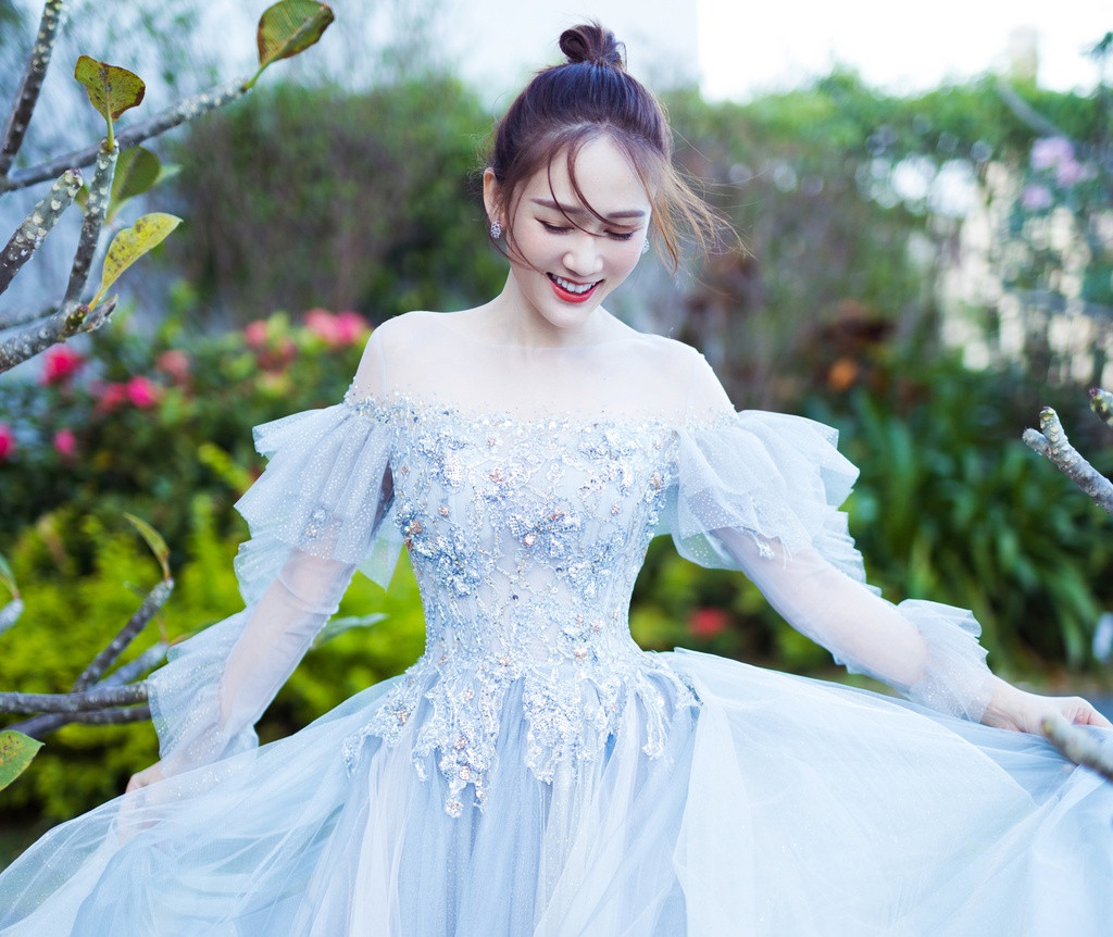 Trần Kiều Ân khoe bờ vai nõn nà trong chiếc đầm trễ vai gợi cảm.