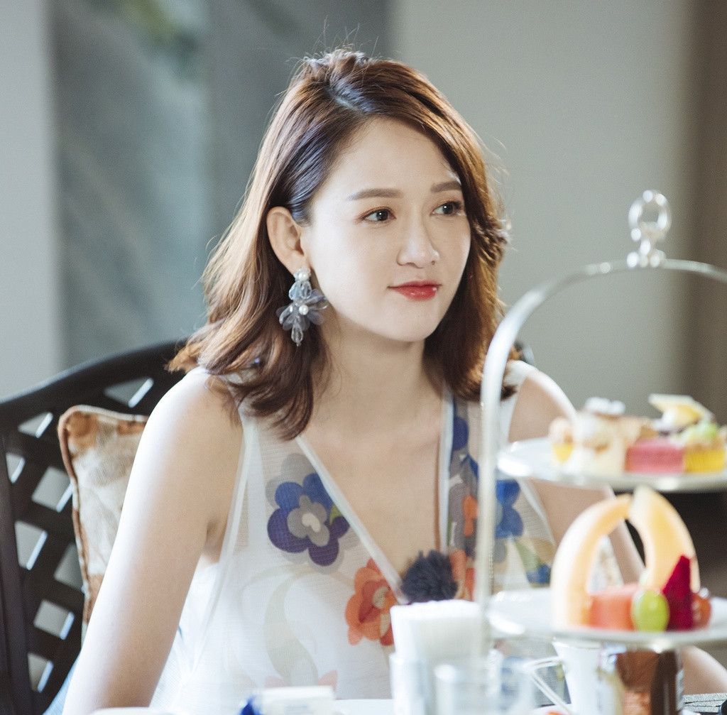 Trang phục giản dị và thanh lịch giúp nữ diễn viên 40 tuổi trông tươi trẻ hơn.